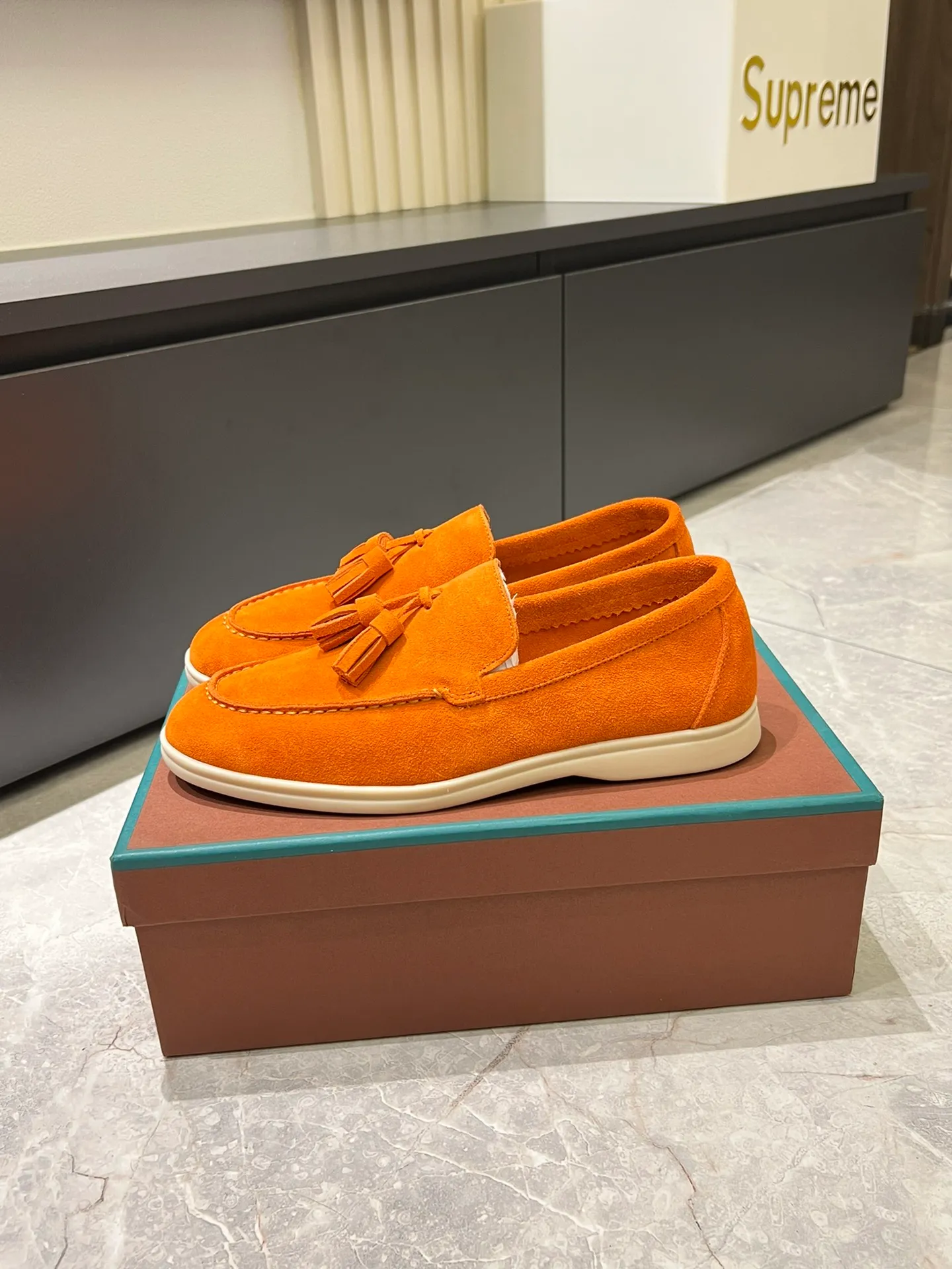 Men's shoes 💰p360 "Loro men's shoes 💰pian'*" Classic L men's shoes for couples 💰p Top version British flat loafers, a must-have item in old money style, the minimalist design is eye-catching and durable, a plus point for dressing The soft foot feel and texture are outstanding. They don’t scratch your feet and are very nice. They are matched with soft and waxy soles. They can be worn daily for a long time without getting tired. They are easy to wear, versatile and classic items, with perfect foot feel and texture! Imported cashmere fabric, the lining is made of imported A-grade water-dyed cow lining, the top version of the genuine leather midsole is sewn with pure handmade mark thread! Size: Female 35-40 (34. Customized) Male 38-44 (45.46. Customized)